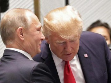 Трамп первым подал руку Путину