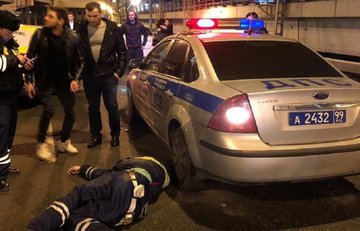 В Москве таксист сбил полицейского