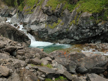 В Бурятии Аршанский водопад превратился в бурную горную реку